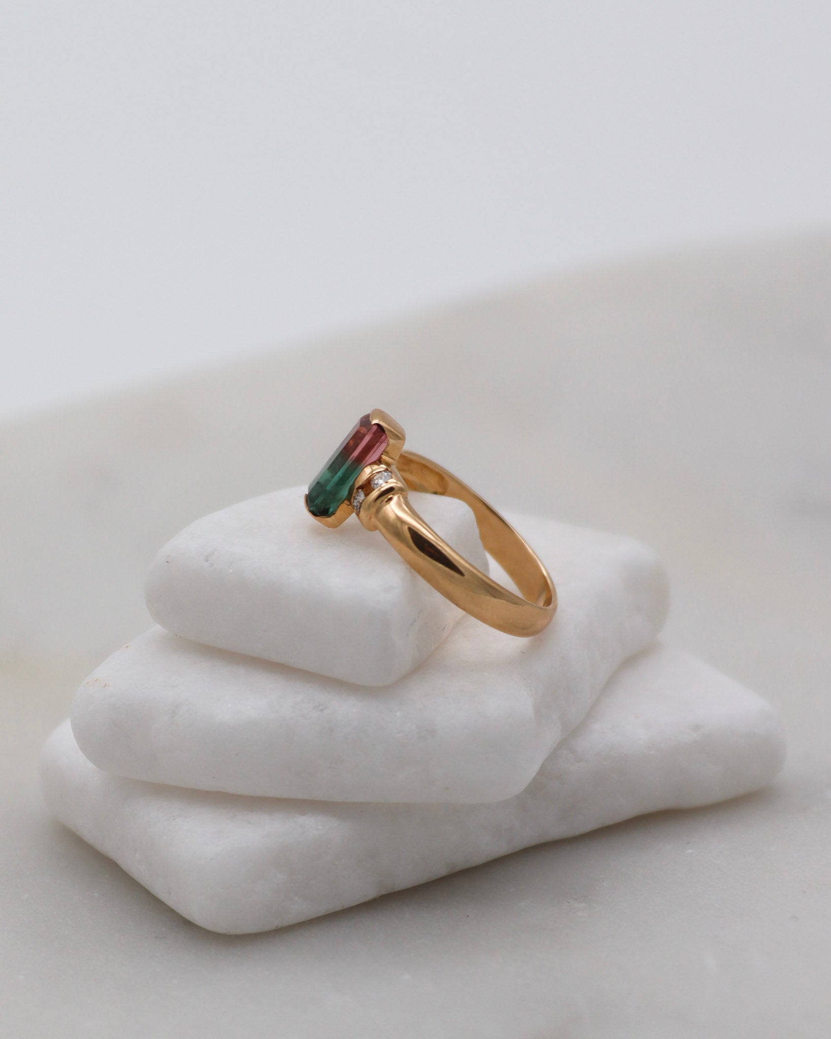 Vintage-Ring Melodie mit einzigartigem Watermelon-Turmalin im Emerald Cut (ca. 1ct) und vier runden Brillanten (0.10ct) in 585 Gelbgold. Erhältlich in München & Augsburg.