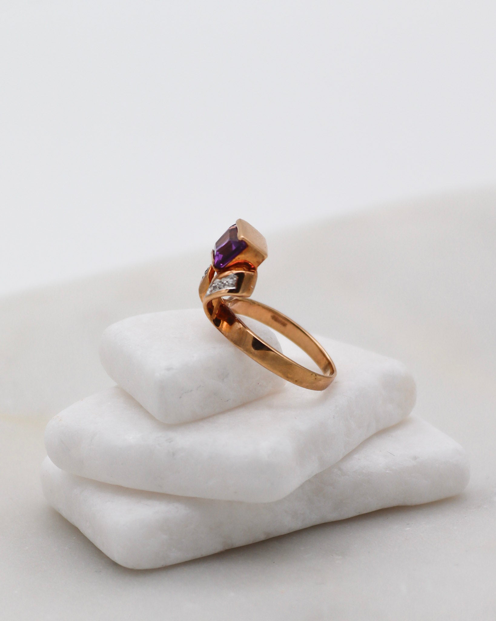 Vintage-Ring Anita mit trapezförmigem Amethyst und Brillanten, in 585er Gelbgold, in München und Augsburg erhältlich