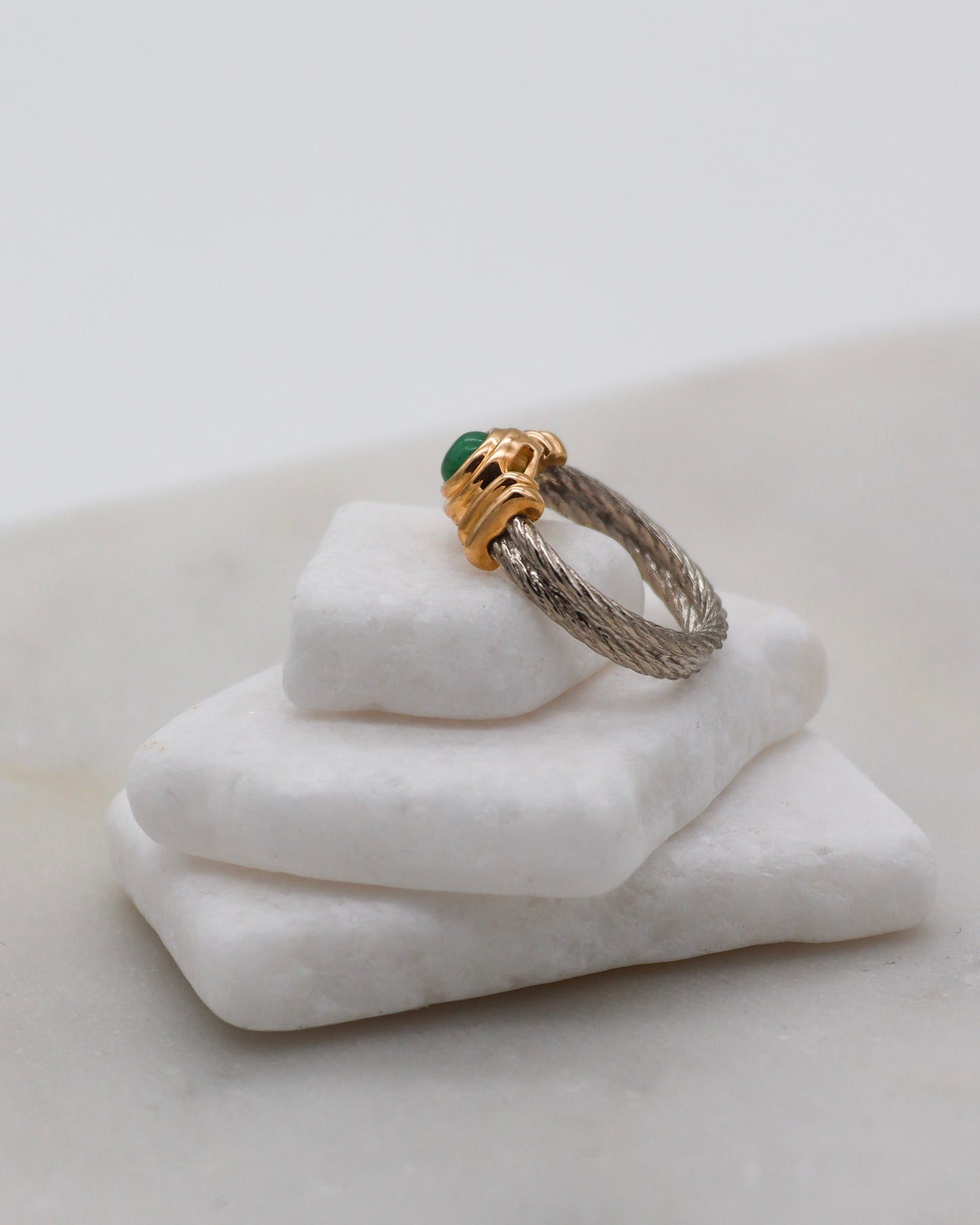 Vintage-Ring Etta mit grünem Edelstein, Bicolor-Design aus 585er Gelbgold und Weißgold, Drahtseiloptik, erhältlich in München und Augsburg