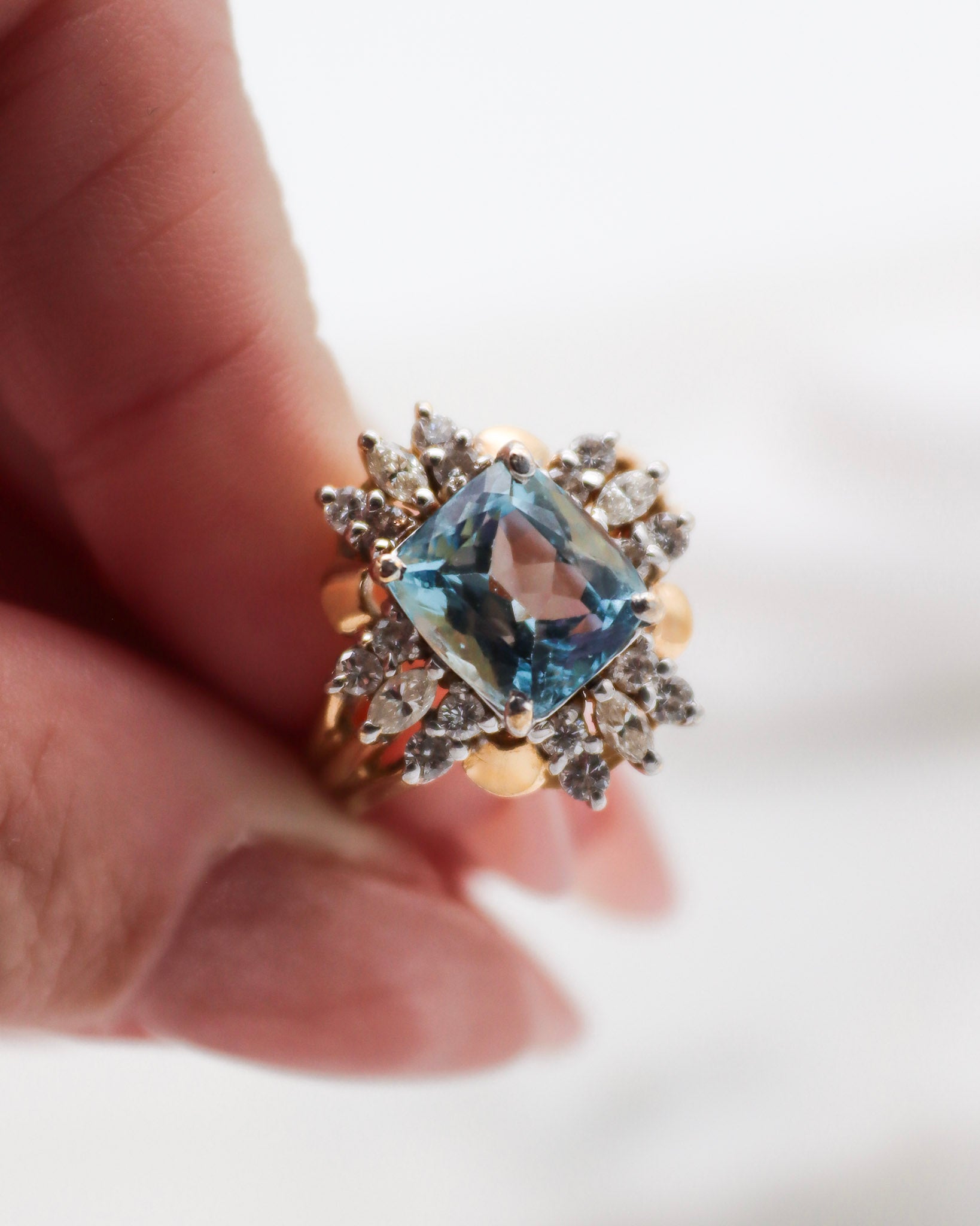 Vintage-Ring Audrey im Art-déco-Stil mit 3ct Aquamarin, 4 Marquise-Diamanten und 16 runden Brillanten, Bicolor-Gold, in München und Augsburg erhältlich