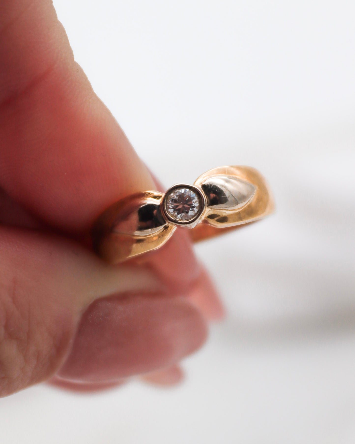 Vintage-Ring Shirley mit 0.16ct Diamant und geschwungenen Schleifendetails in Bicolor-Gelbgold und Weißgold, in München und Augsburg erhältlich