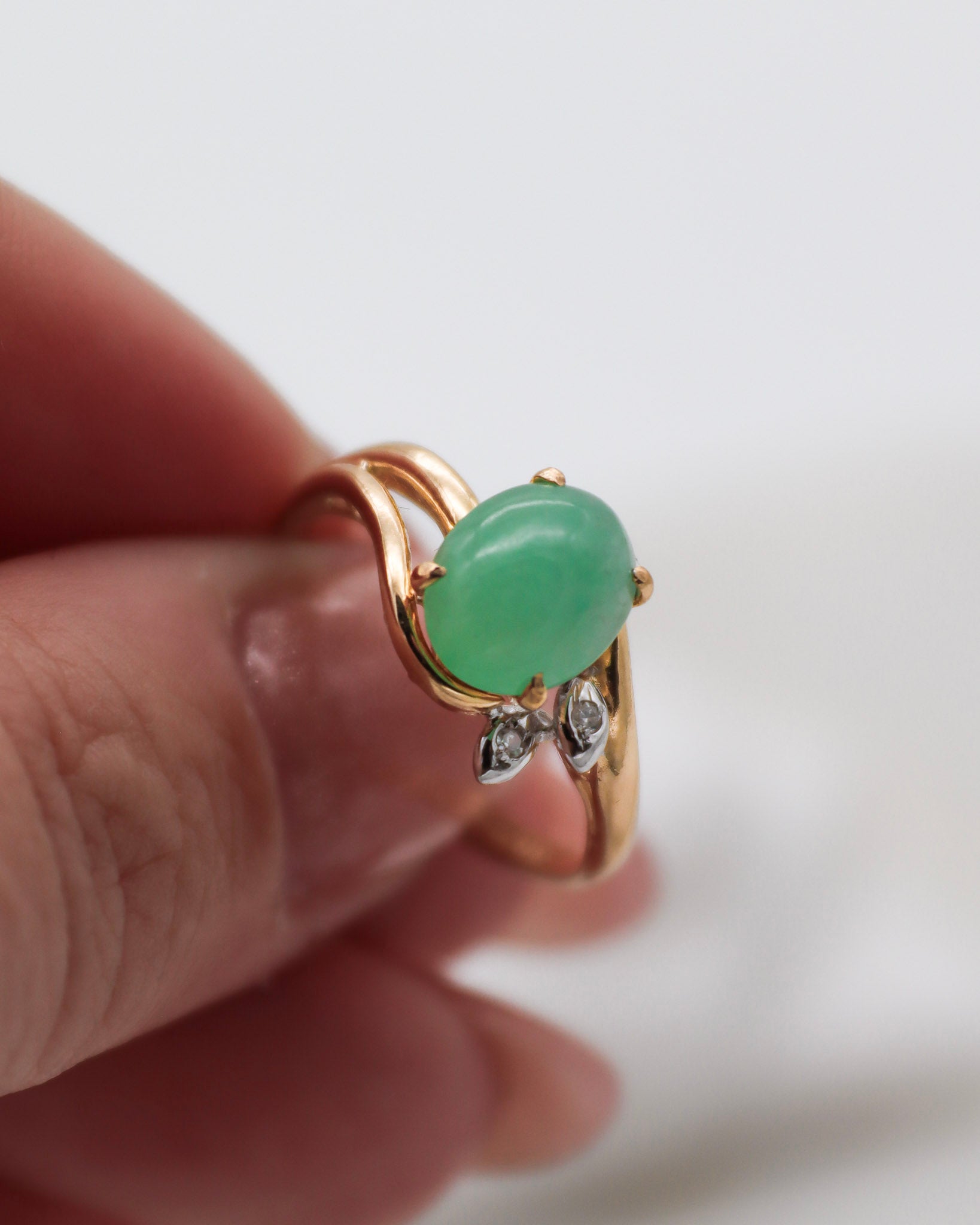 Vintage-Ring Ingrid mit ovalem Cabochon Jade (1.5ct), umgeben von Diamanten (je 0.02ct) in 585er Gelbgold, erhältlich in München und Augsburg