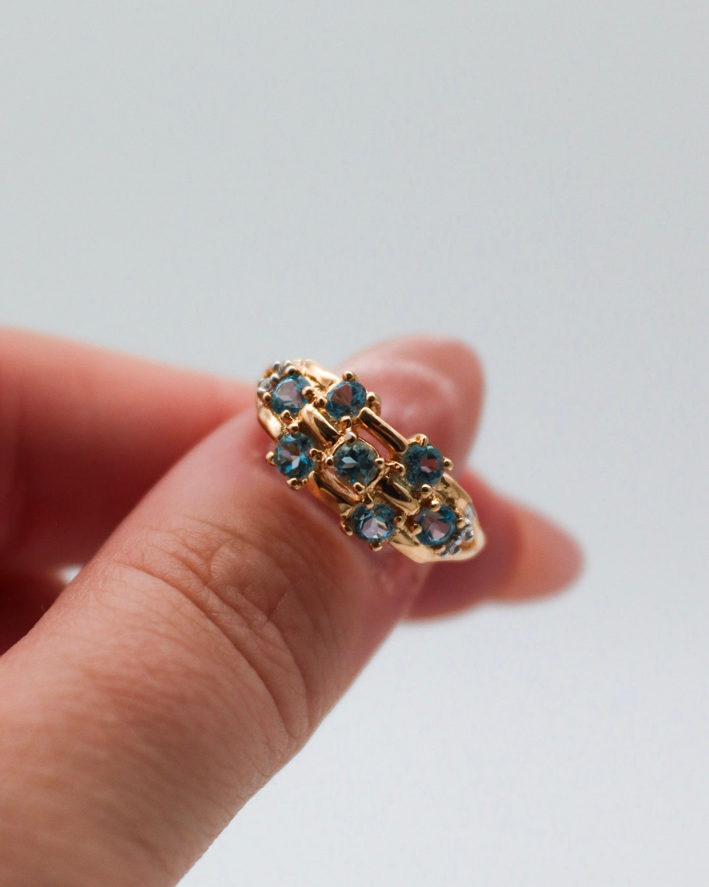 Vintage-Ring Jane aus 585er Gelbgold, besetzt mit 0.35ct Aquamarinen und 0.02ct Diamanten. Ein einzigartiges Schmuckstück in Größe 52, erhältlich in München und Augsburg

