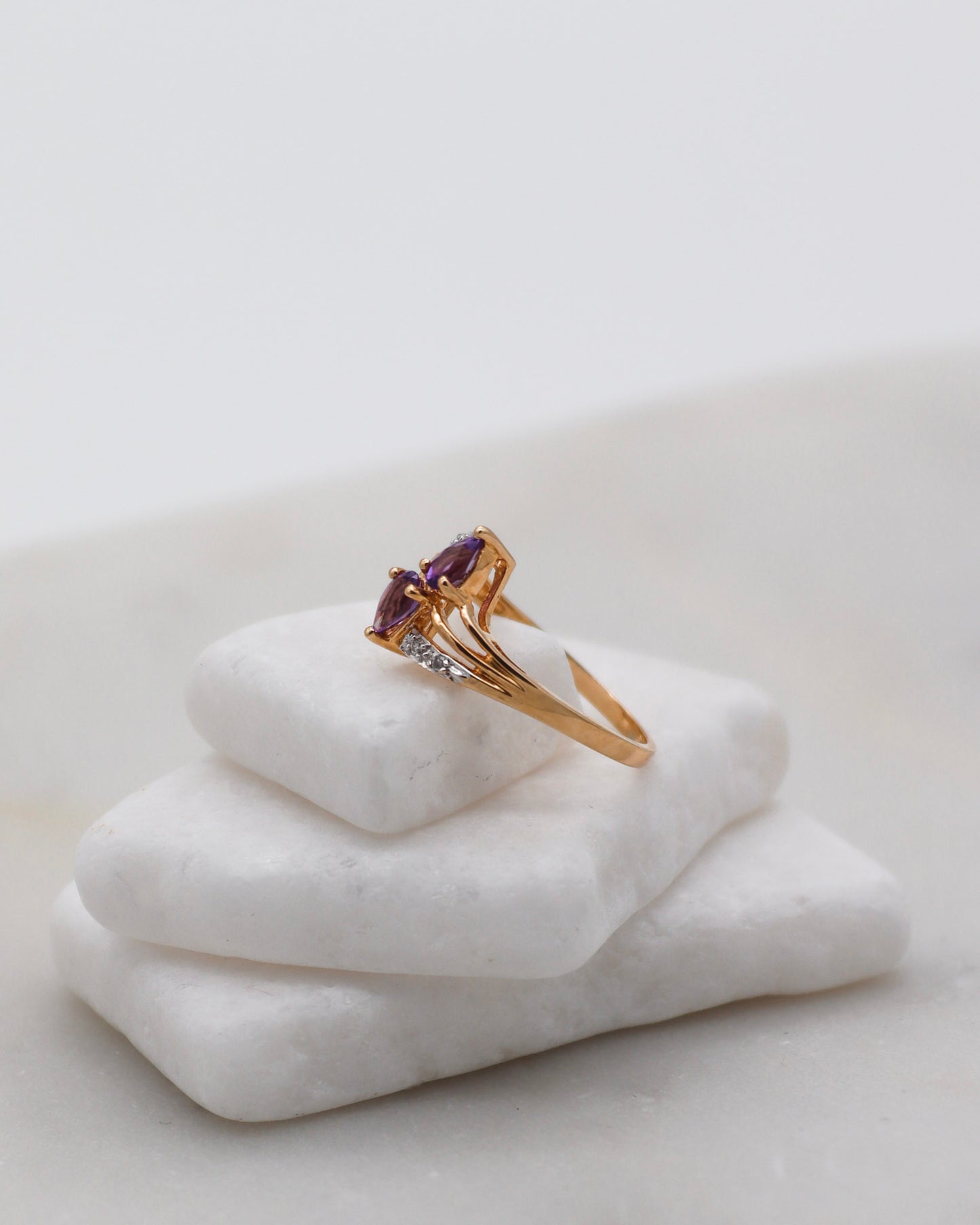 Vintage-Ring Barbra mit zwei tropfenförmigen Amethysten (ca. 0.20ct) und vier runden Brillanten (0.03ct) in 585 Gelbgold. Erhältlich in München & Augsburg.