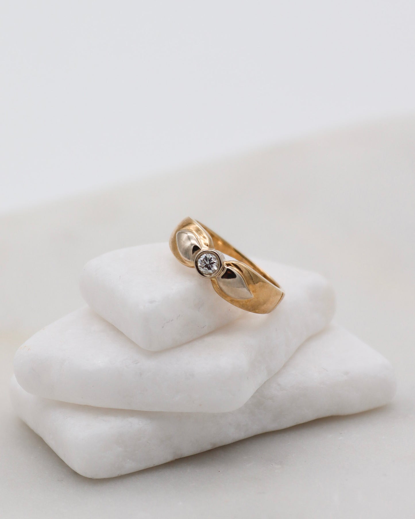 Vintage-Ring Shirley mit 0.16ct Diamant und geschwungenen Schleifendetails in Bicolor-Gelbgold und Weißgold, in München und Augsburg erhältlich