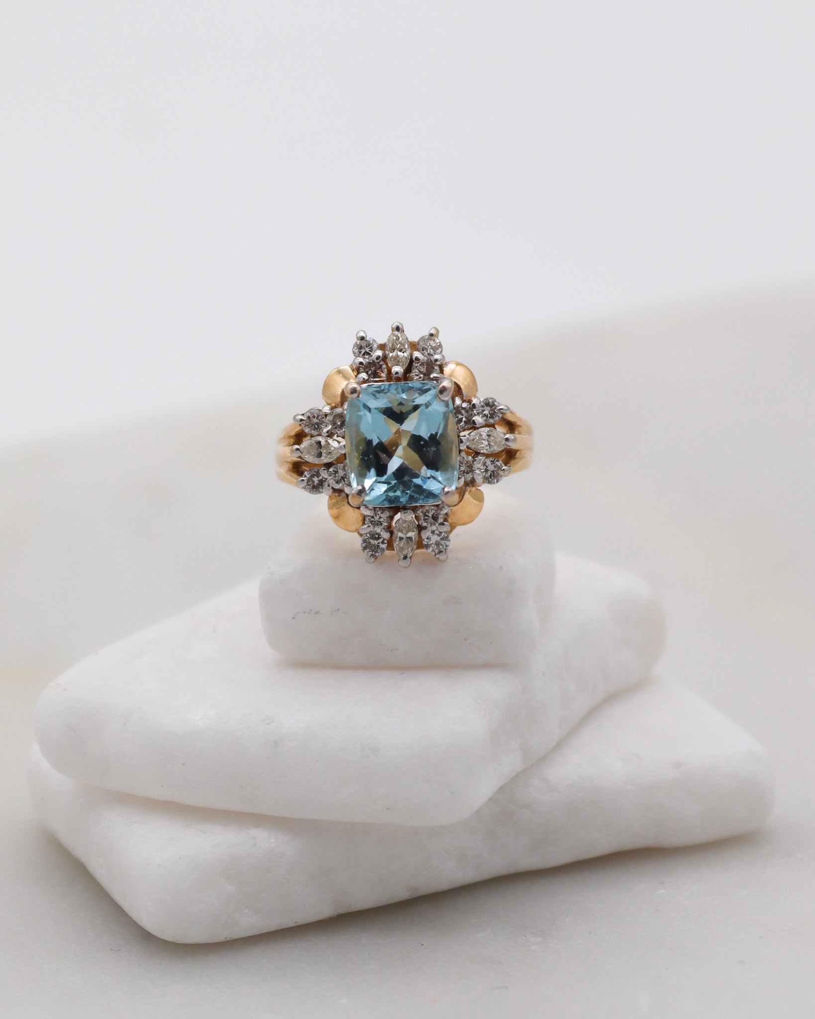 Vintage-Ring Audrey im Art-déco-Stil mit 3ct Aquamarin, 4 Marquise-Diamanten und 16 runden Brillanten, Bicolor-Gold, in München und Augsburg erhältlich