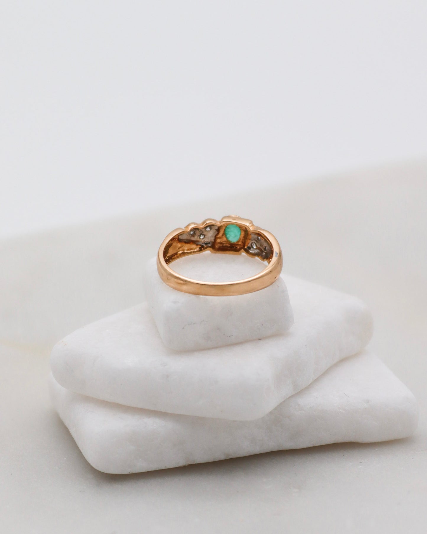 Vintage-Ring Peggy mit 0.36ct ovalem Smaragd und 0.06ct Diamanten, 585er Gelbgold, Art-Déco-Stil, erhältlich in München und Augsburg