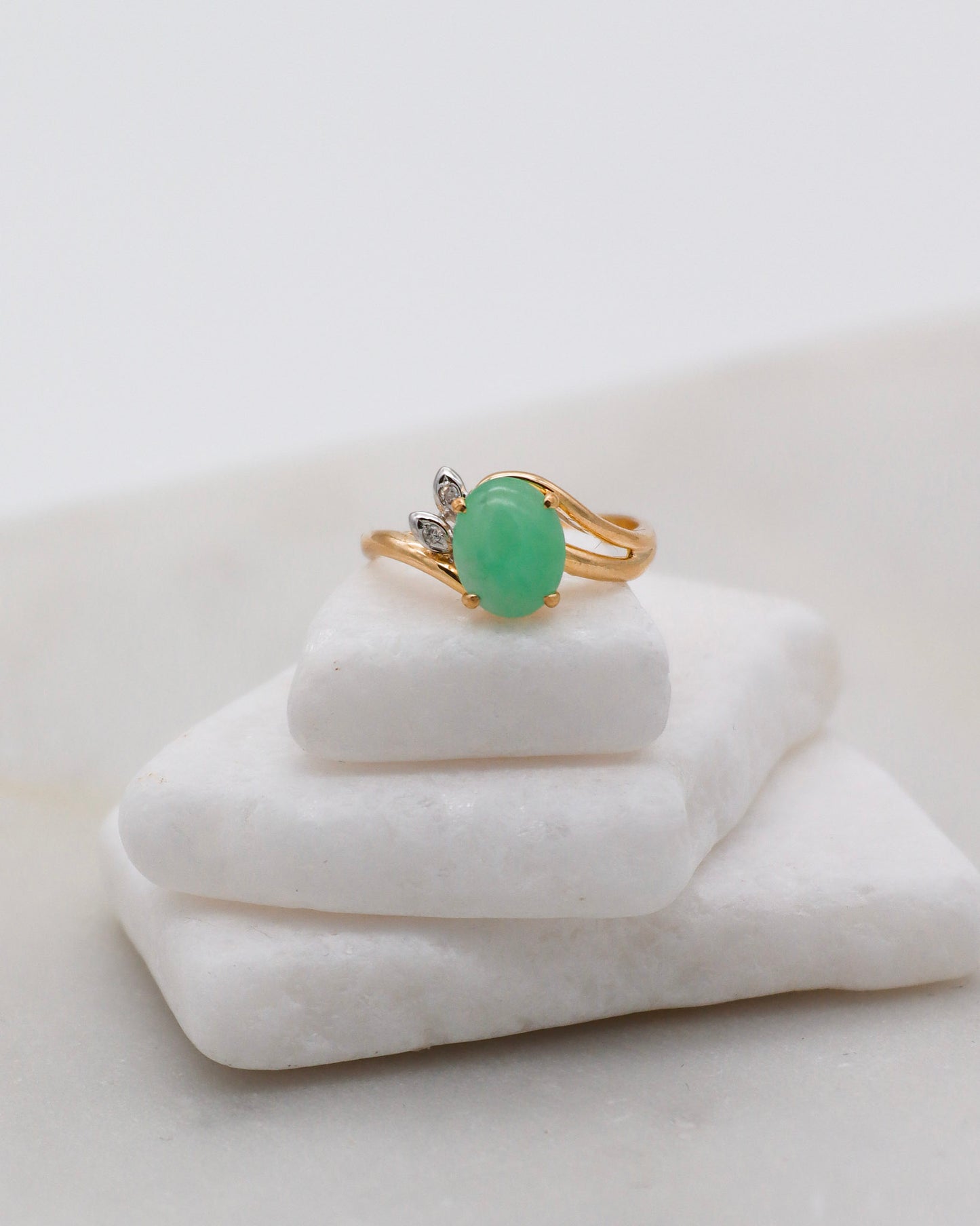 Vintage-Ring Ingrid mit ovalem Cabochon Jade (1.5ct), umgeben von Diamanten (je 0.02ct) in 585er Gelbgold, erhältlich in München und Augsburg