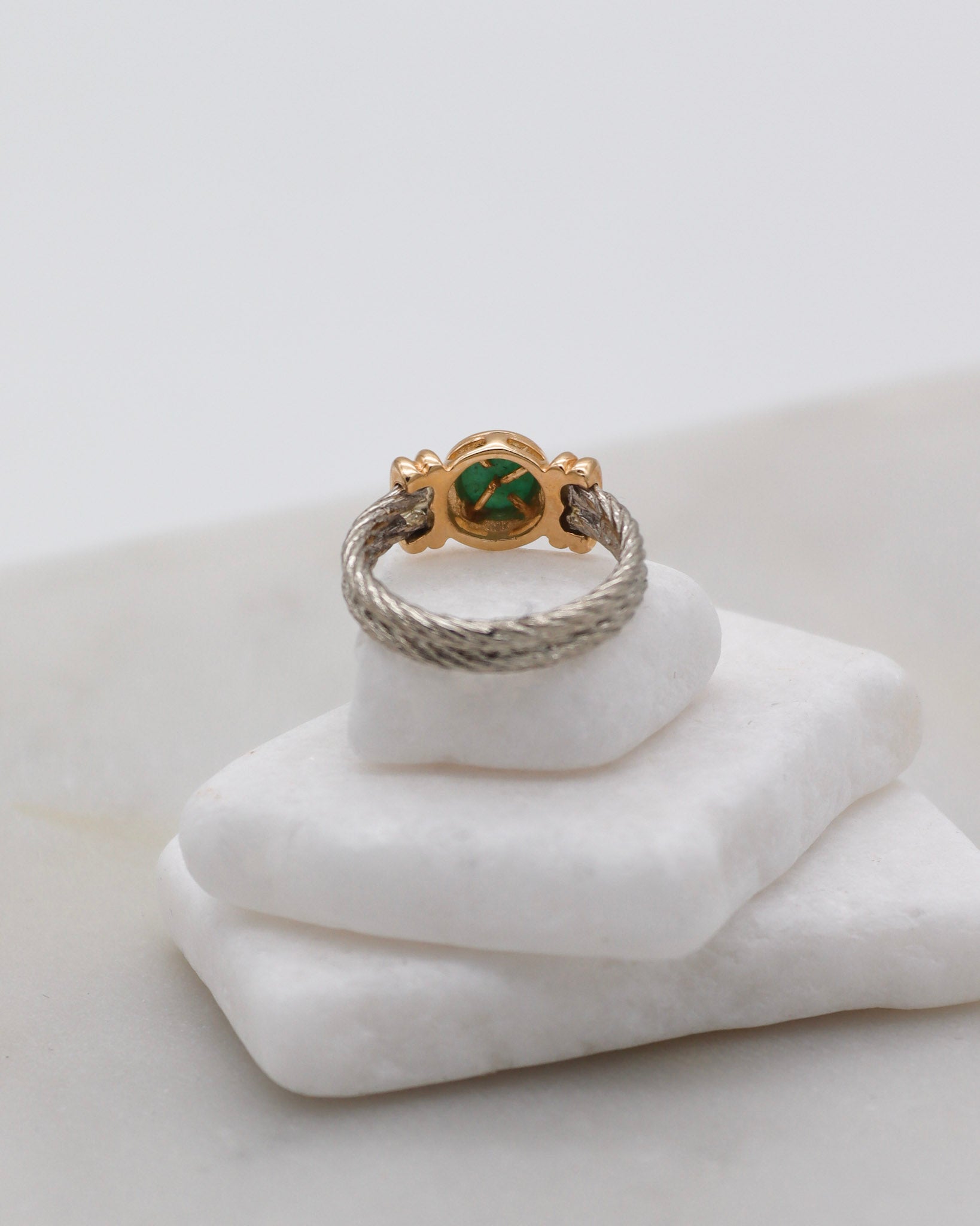 Vintage-Ring Etta mit grünem Edelstein, Bicolor-Design aus 585er Gelbgold und Weißgold, Drahtseiloptik, erhältlich in München und Augsburg