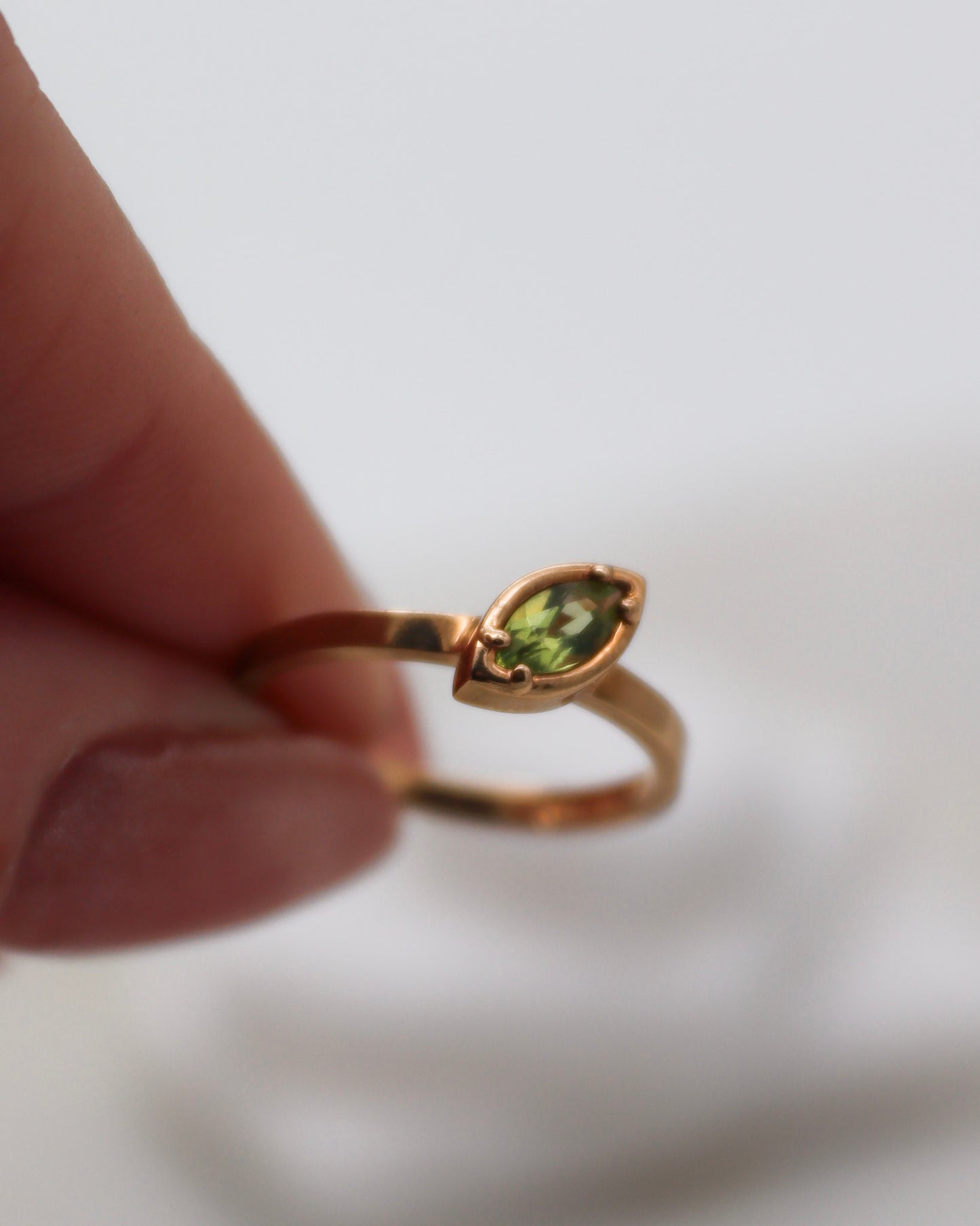 Vintage-Ring Eva mit marquiseschleifigem Peridot (0.25ct) in 585er Gelbgold, Bezelsetting und Krappenfassung, erhältlich in München und Augsburg