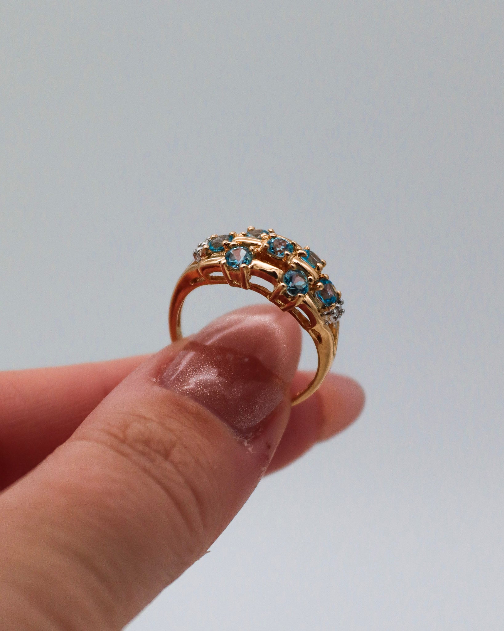 Vintage-Ring Jane aus 585er Gelbgold, besetzt mit 0.35ct Aquamarinen und 0.02ct Diamanten. Ein einzigartiges Schmuckstück in Größe 52, erhältlich in München und Augsburg

