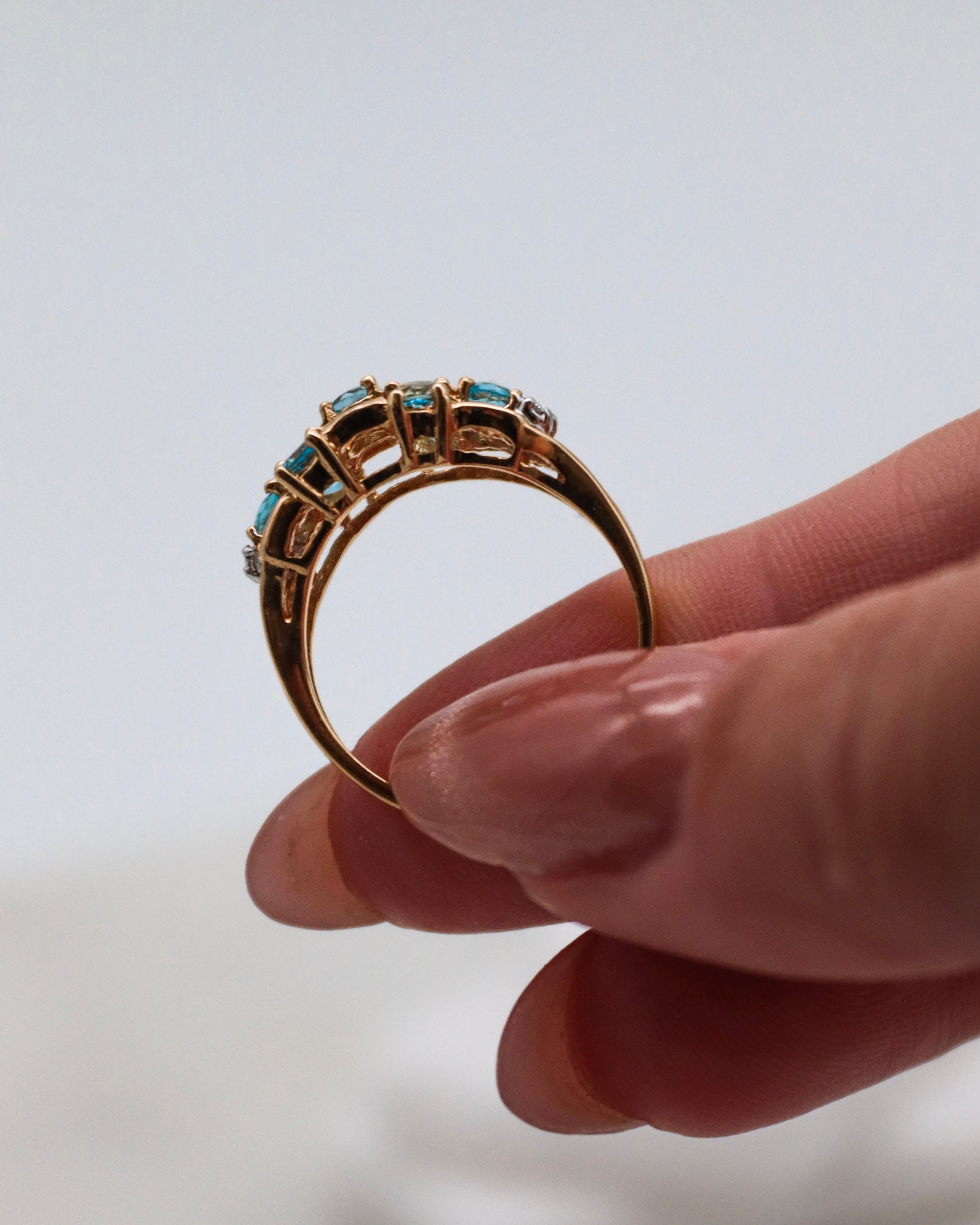 Vintage-Ring Jane aus 585er Gelbgold, besetzt mit 0.35ct Aquamarinen und 0.02ct Diamanten. Ein einzigartiges Schmuckstück in Größe 52, erhältlich in München und Augsburg

